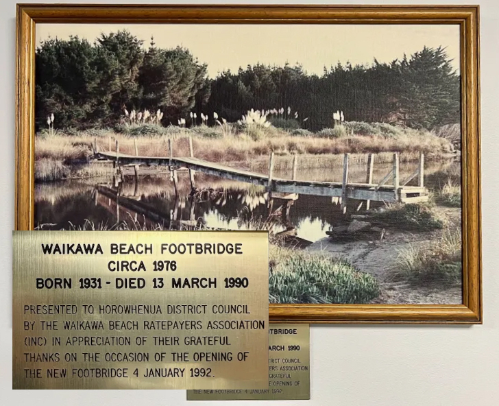 2-the-old-Waikawa-Beach-footbridge.jpg